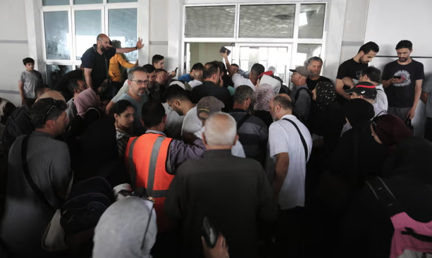 Praktik Calo Perbatasan Banderol Ribuan Dollar Untuk ‘Jasa’ Keluar Dari Gaza 1 Warga Palestina sedang berkumpul di perbatasan Gaza-Mesir di Rafah. Mereka yang ingin meninggalkan wilayah Gaza dikutip biaya ribuan dollar. Foto: APAImages/Shutterstock