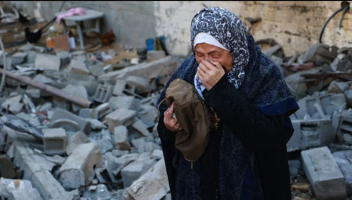 Pesawat Israel bombardir Rafah di tengah proposal gencatan senjata 1 Warga Rafah menangis di tengah reruntuhan bangunan yang dihancurkan Israel. (Foto: MEE)