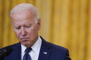 Presiden Joe Biden berhenti sejenak saat berbicara tentang pemboman di bandara Kabul. | Foto Evan Vucci/AP