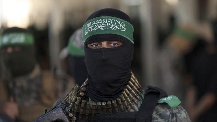 Mengapa Hamas Kian Populer di Mata Bangsa Palestina? 1 Anggota Brigade al-Qassam, sayap militer Hamas, yang bertopeng, berbaris saat unjuk rasa di Kota Gaza pada 20 Juli 2022. (Foto: AFP)