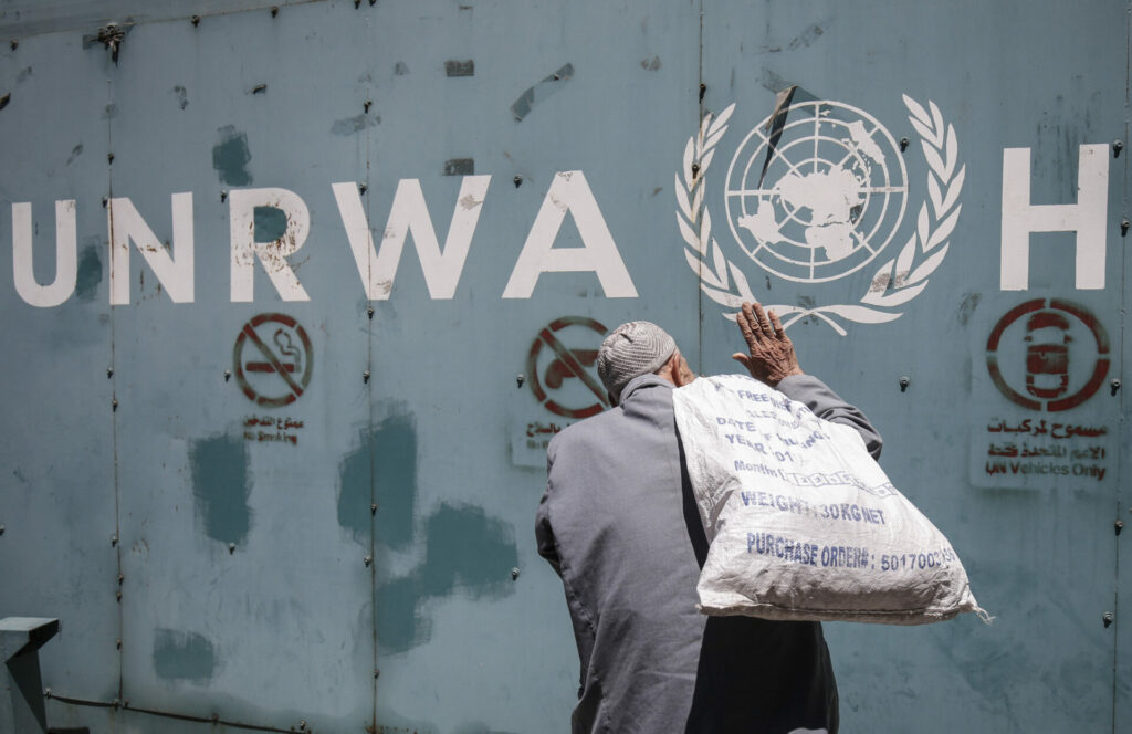 AS dan sekutu tangguhkan pendanaan UNRWA, disebut balasan putusan ICJ 1 Warga Gaza di depan logo UNRWA. (Foto: Belga)